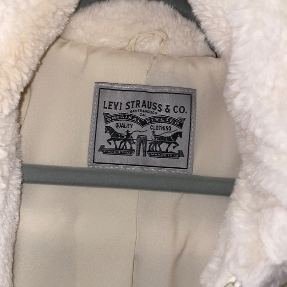 LEVI’S Women’s Faux Fur Cream Trucker Jacket - Picture 4 of 16